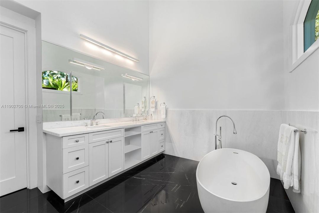 For Sale: $4,995,000 (5 beds, 5 baths, 6447 Square Feet)