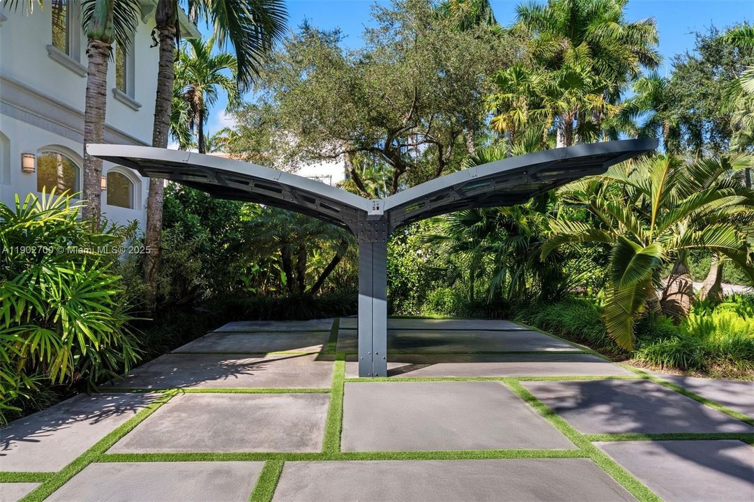 For Sale: $4,995,000 (5 beds, 5 baths, 6447 Square Feet)