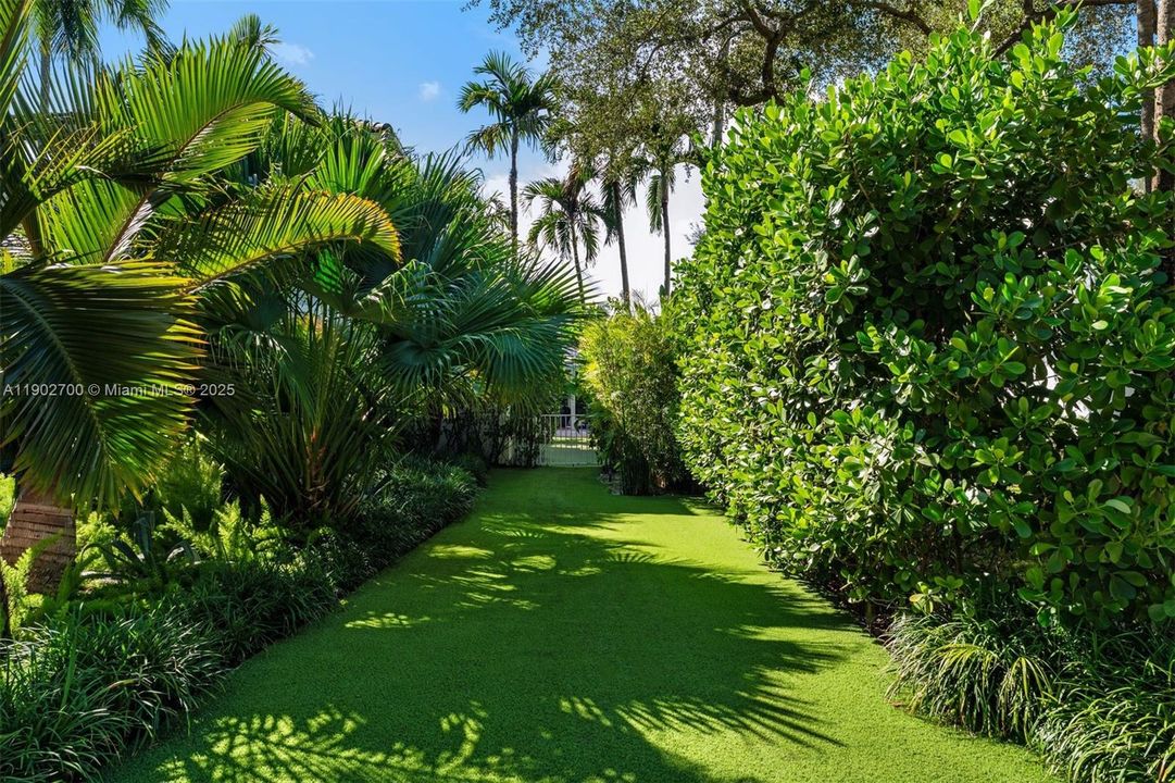 For Sale: $4,995,000 (5 beds, 5 baths, 6447 Square Feet)