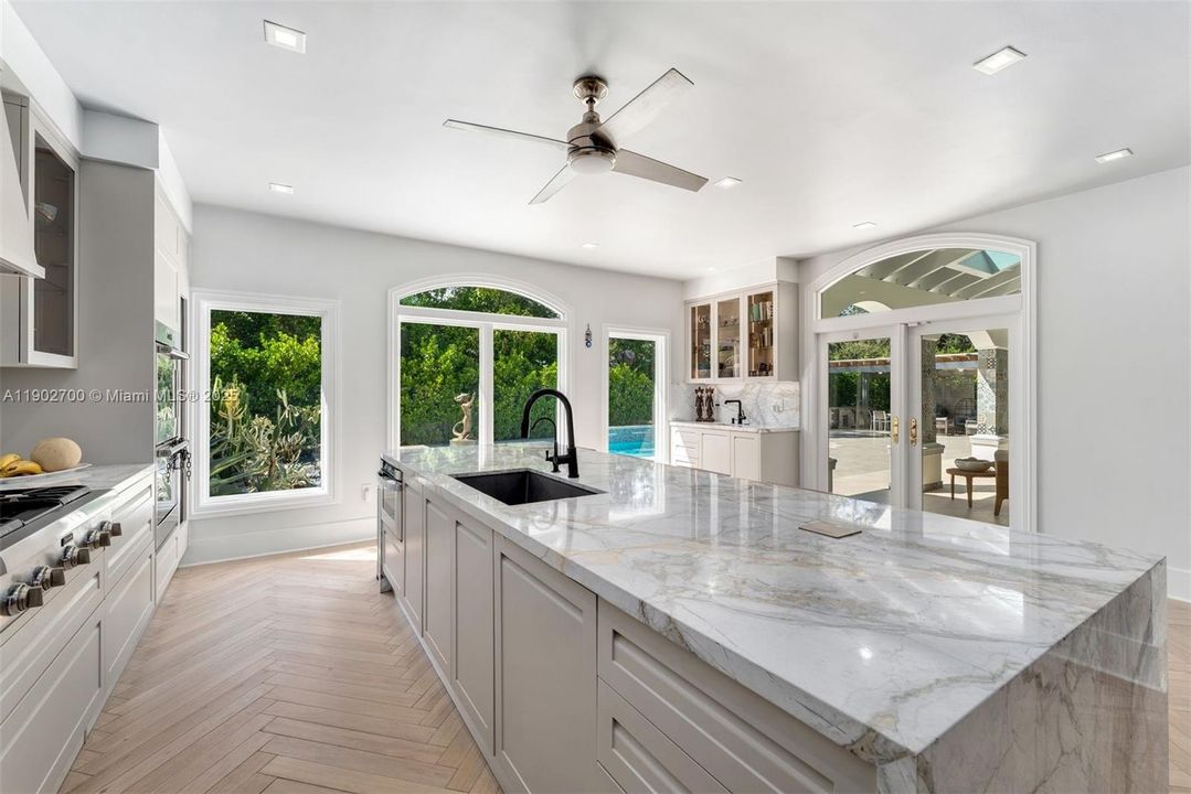 For Sale: $4,995,000 (5 beds, 5 baths, 6447 Square Feet)