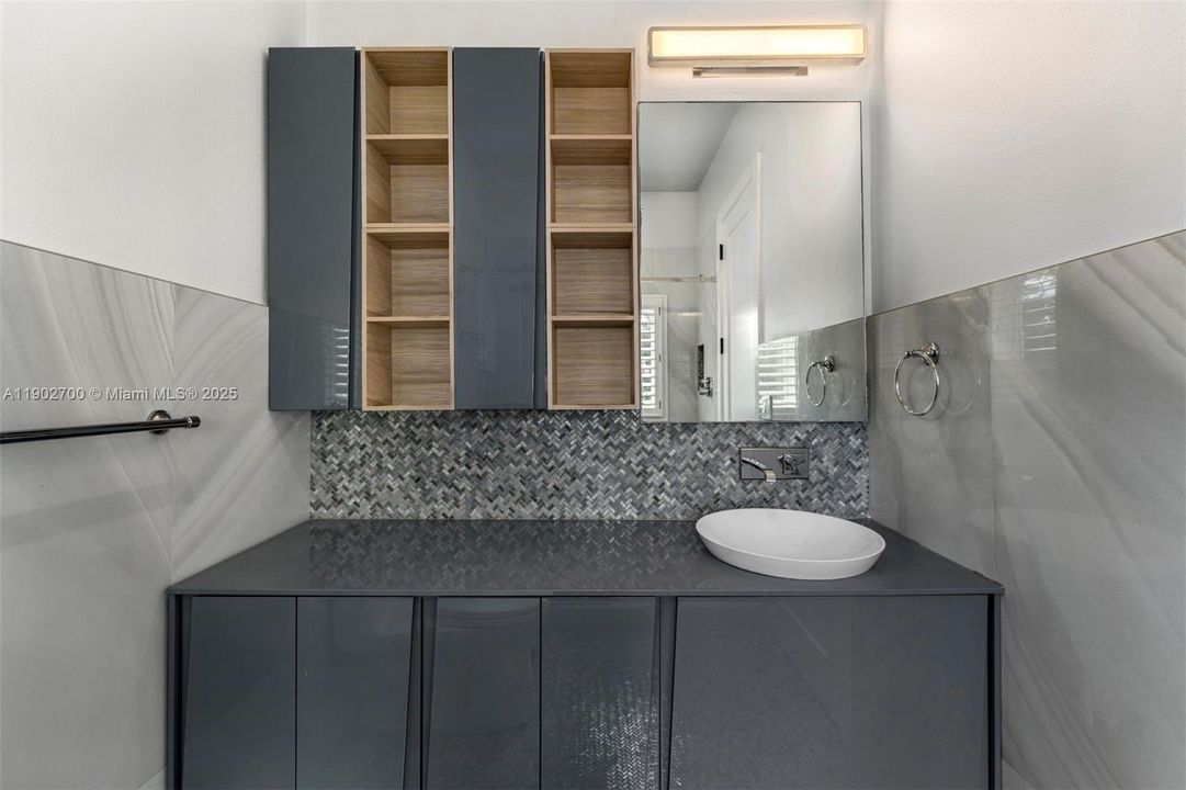 For Sale: $4,995,000 (5 beds, 5 baths, 6447 Square Feet)