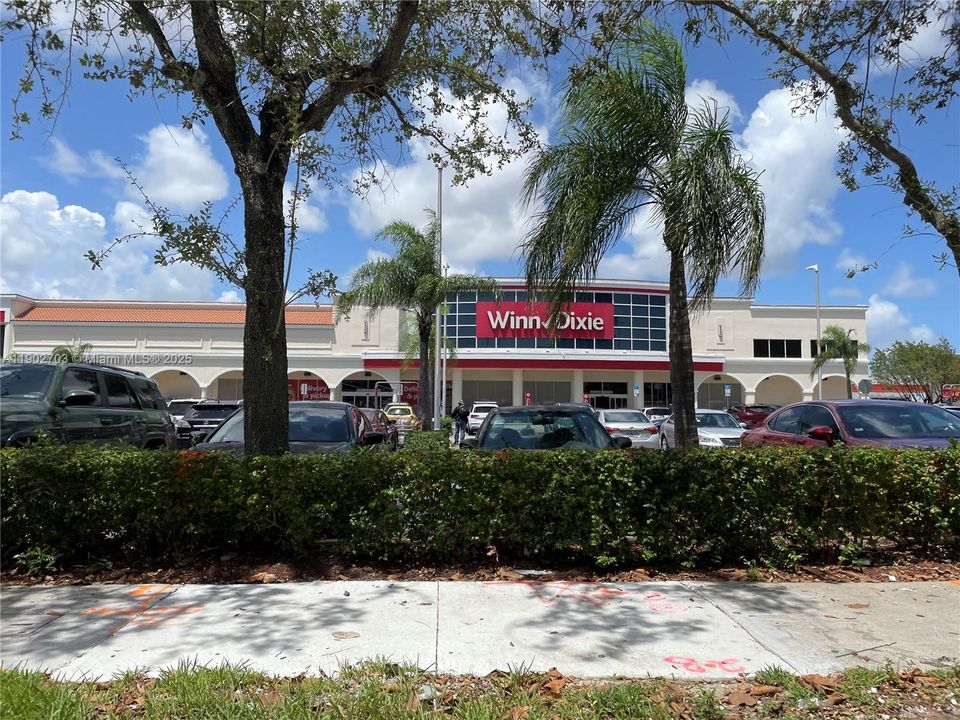 Winn Dixie within walking distance.