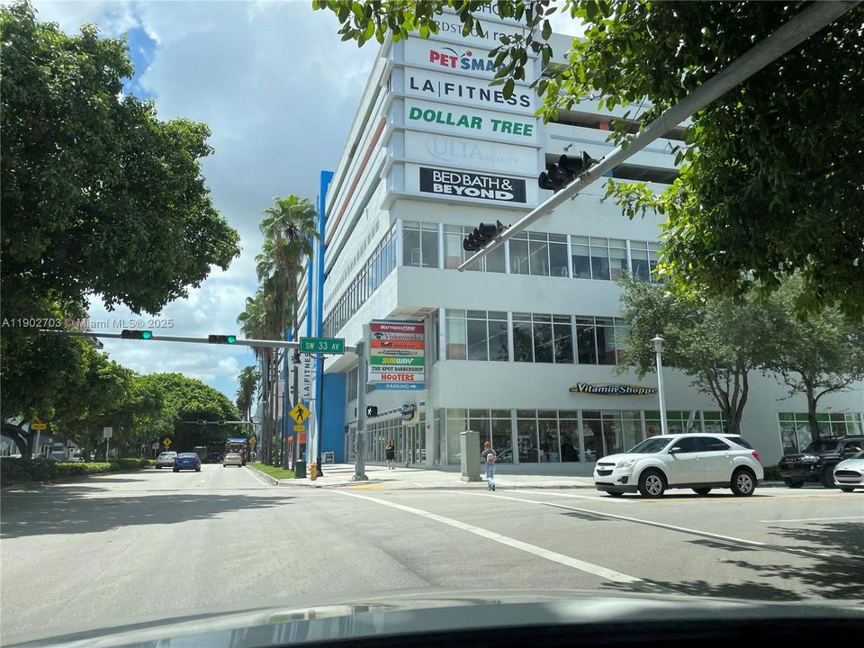 LA Fitness, Nordstrom Rack, and more shopping & restaurants within walking distance.