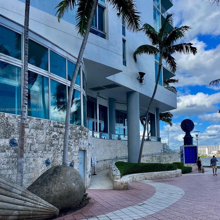 For Sale: $700,000 (2 beds, 2 baths, 1105 Square Feet)