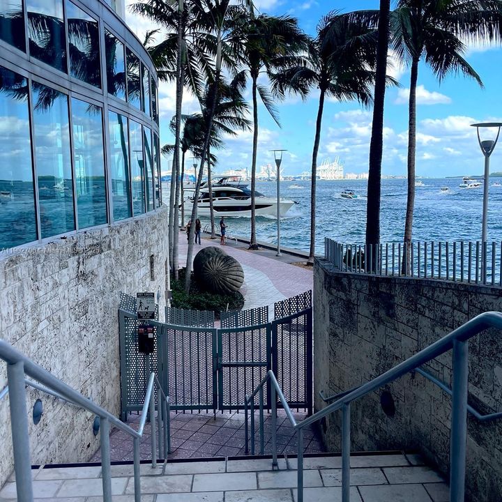 For Sale: $700,000 (2 beds, 2 baths, 1105 Square Feet)