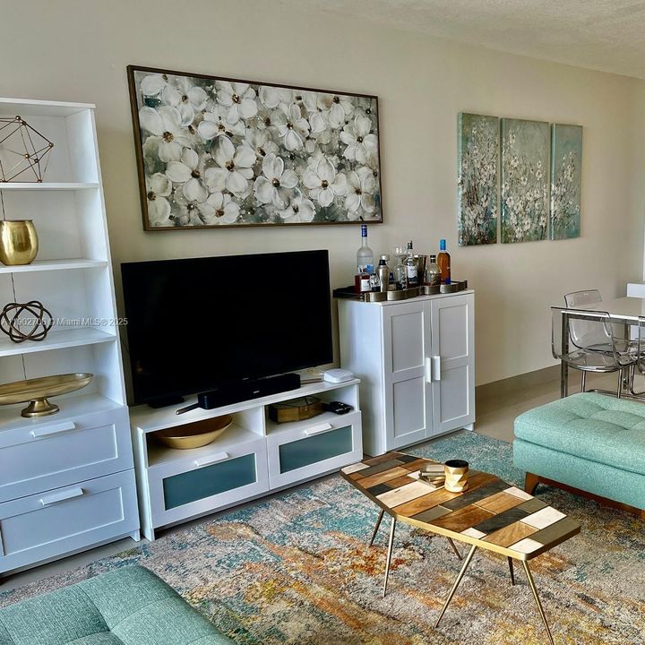 For Sale: $700,000 (2 beds, 2 baths, 1105 Square Feet)