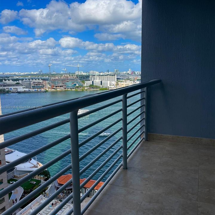 For Sale: $700,000 (2 beds, 2 baths, 1105 Square Feet)