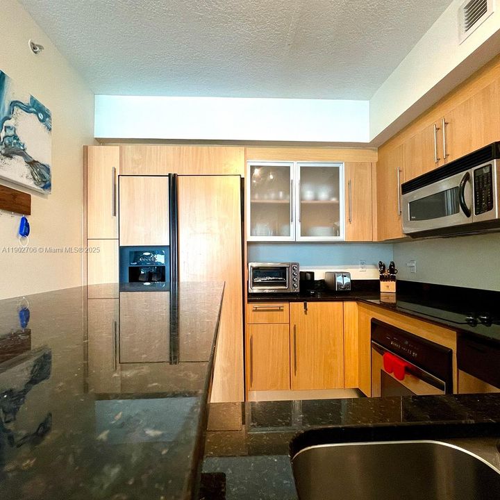 For Sale: $700,000 (2 beds, 2 baths, 1105 Square Feet)