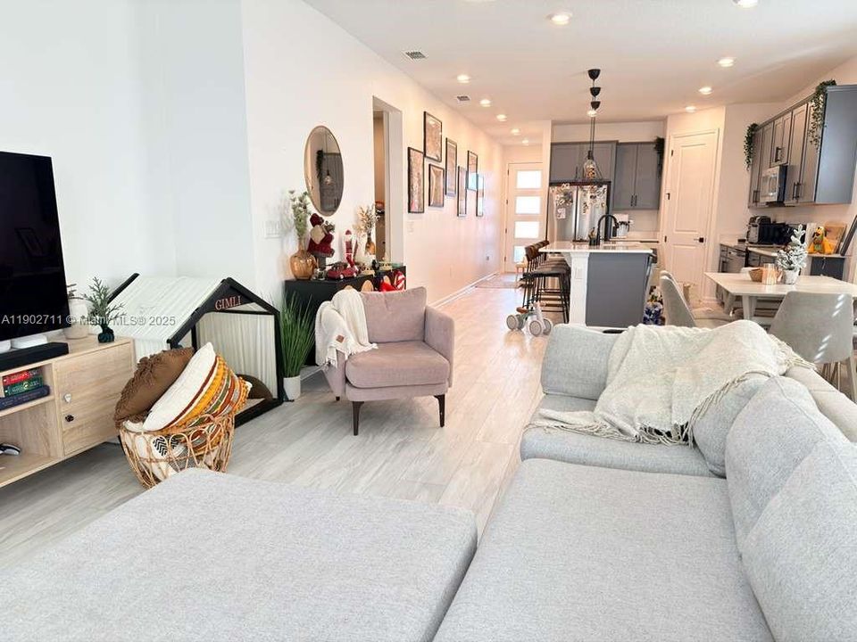 For Sale: $415,000 (4 beds, 2 baths, 1928 Square Feet)