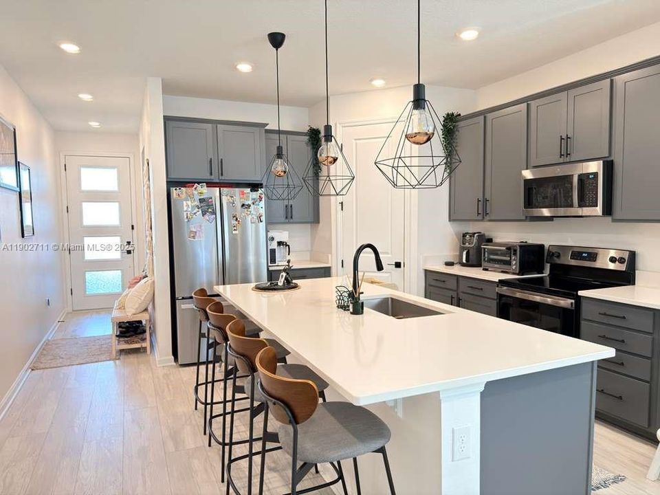 For Sale: $415,000 (4 beds, 2 baths, 1928 Square Feet)