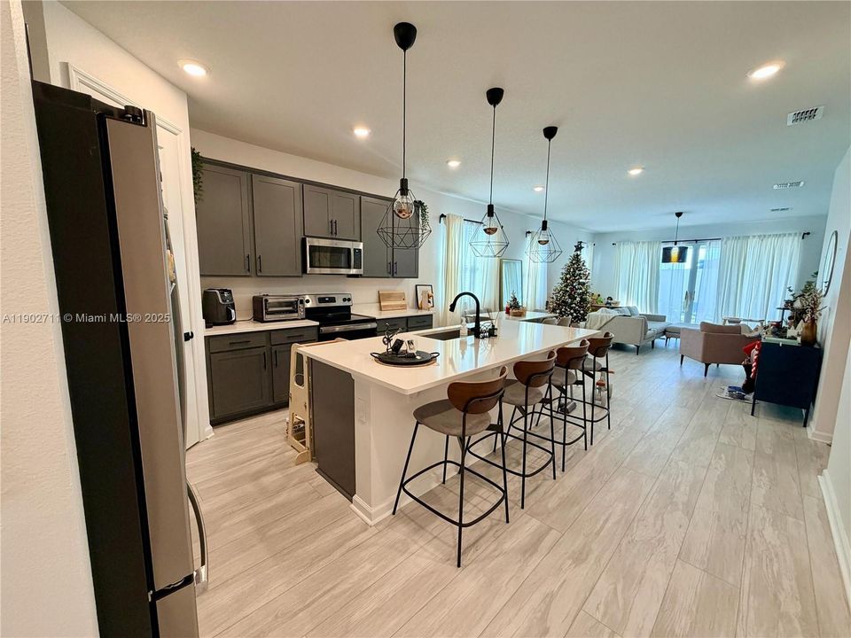 For Sale: $415,000 (4 beds, 2 baths, 1928 Square Feet)