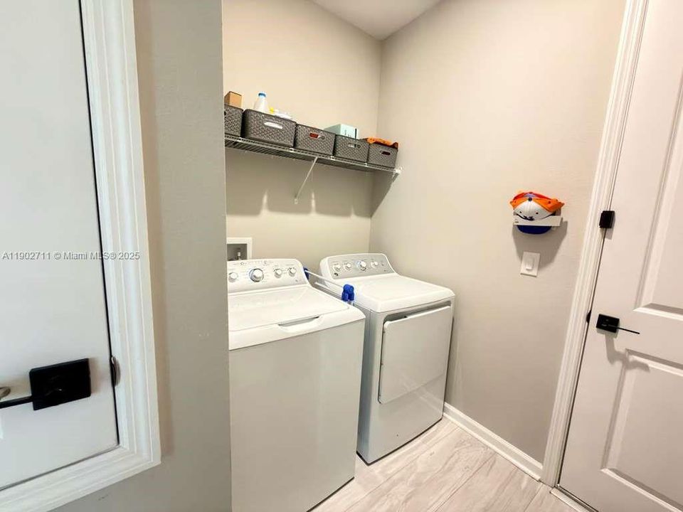 For Sale: $415,000 (4 beds, 2 baths, 1928 Square Feet)