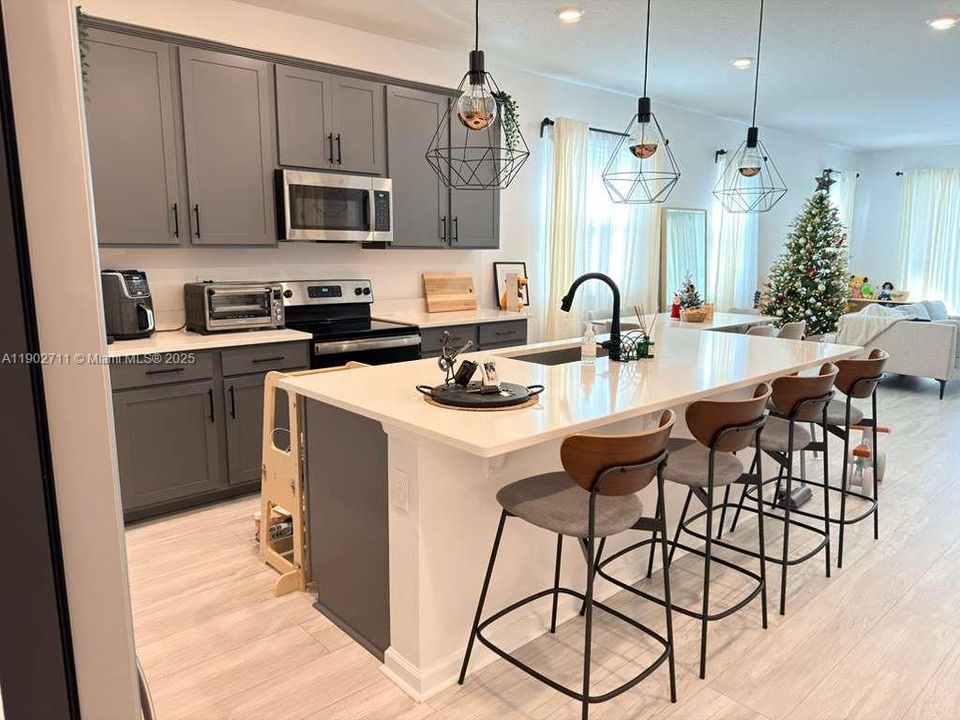 For Sale: $415,000 (4 beds, 2 baths, 1928 Square Feet)