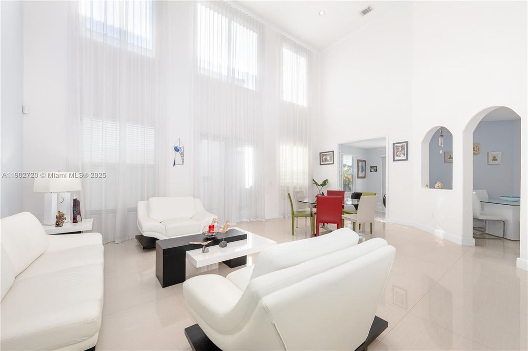 Под контрактом: $980,000 (4 спален, 3 ванн, 2648 Квадратных фут)