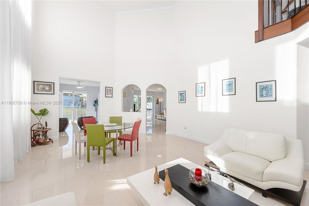 Под контрактом: $980,000 (4 спален, 3 ванн, 2648 Квадратных фут)