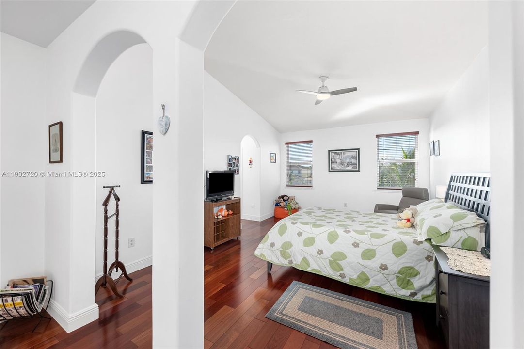 Под контрактом: $980,000 (4 спален, 3 ванн, 2648 Квадратных фут)