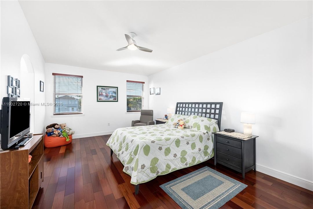 Под контрактом: $980,000 (4 спален, 3 ванн, 2648 Квадратных фут)