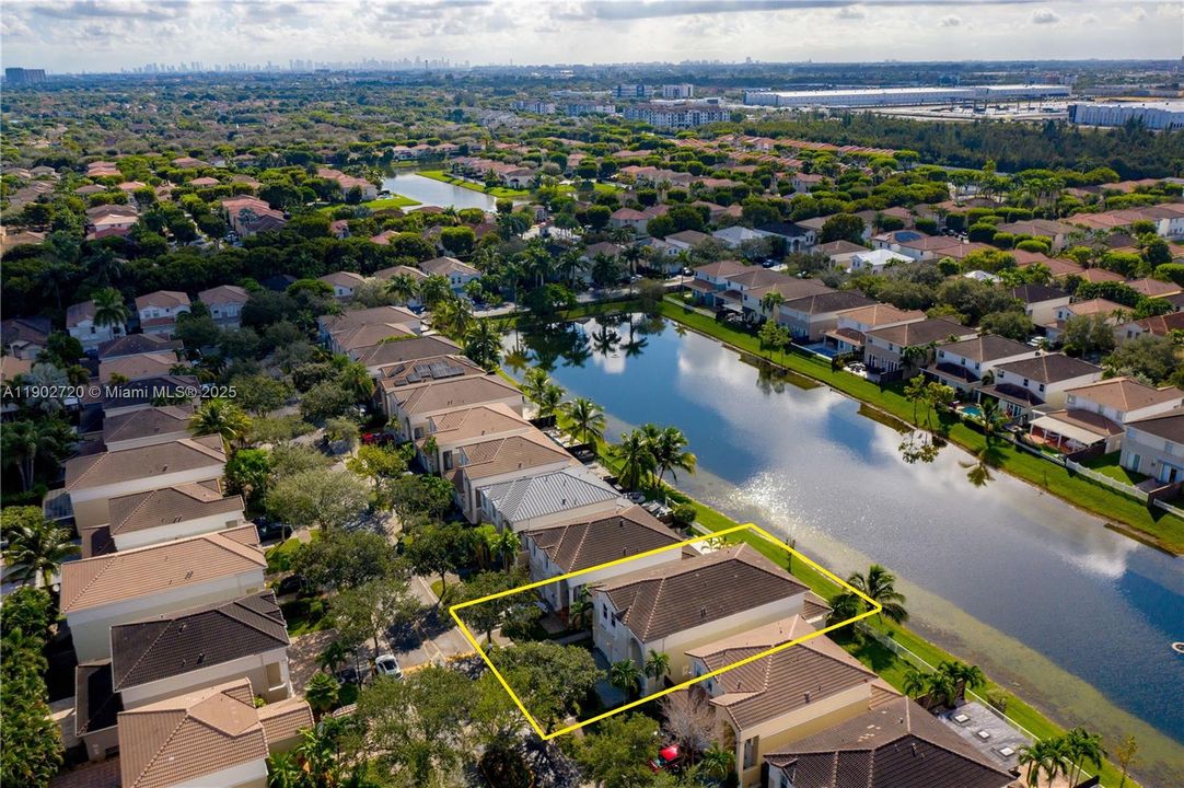 Под контрактом: $980,000 (4 спален, 3 ванн, 2648 Квадратных фут)