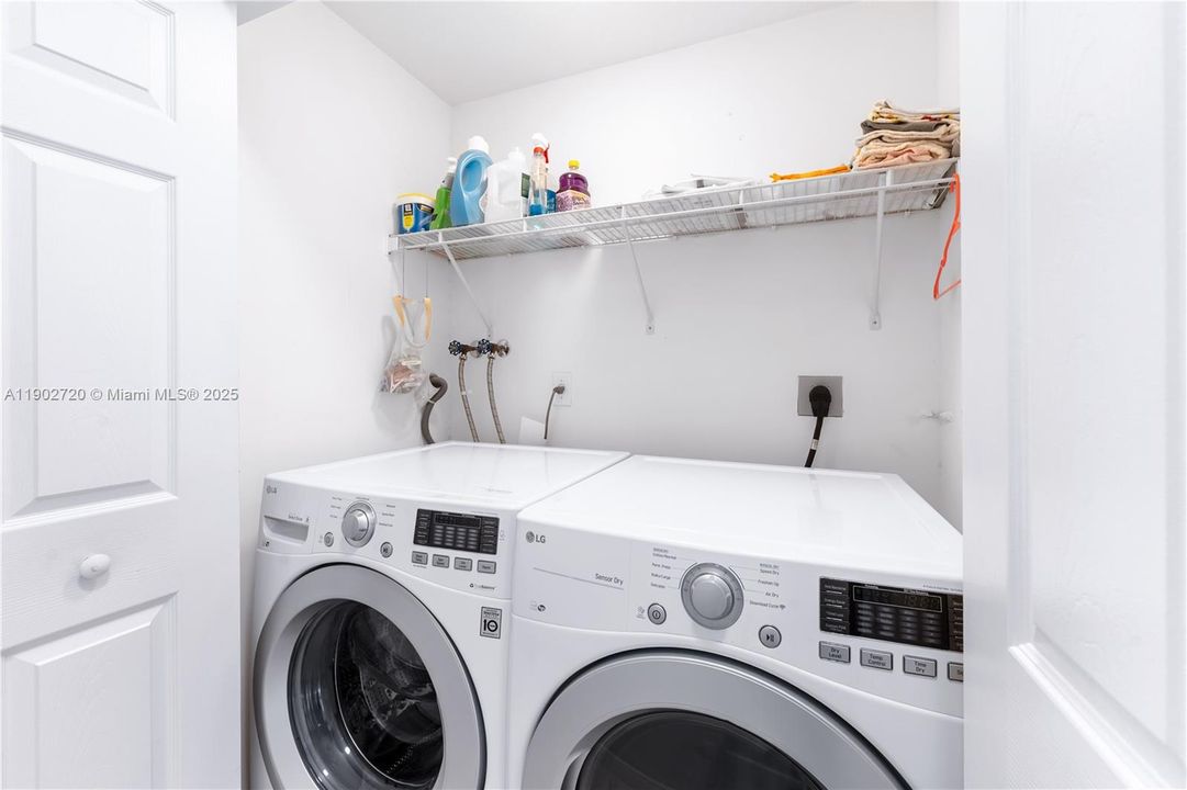 Под контрактом: $980,000 (4 спален, 3 ванн, 2648 Квадратных фут)