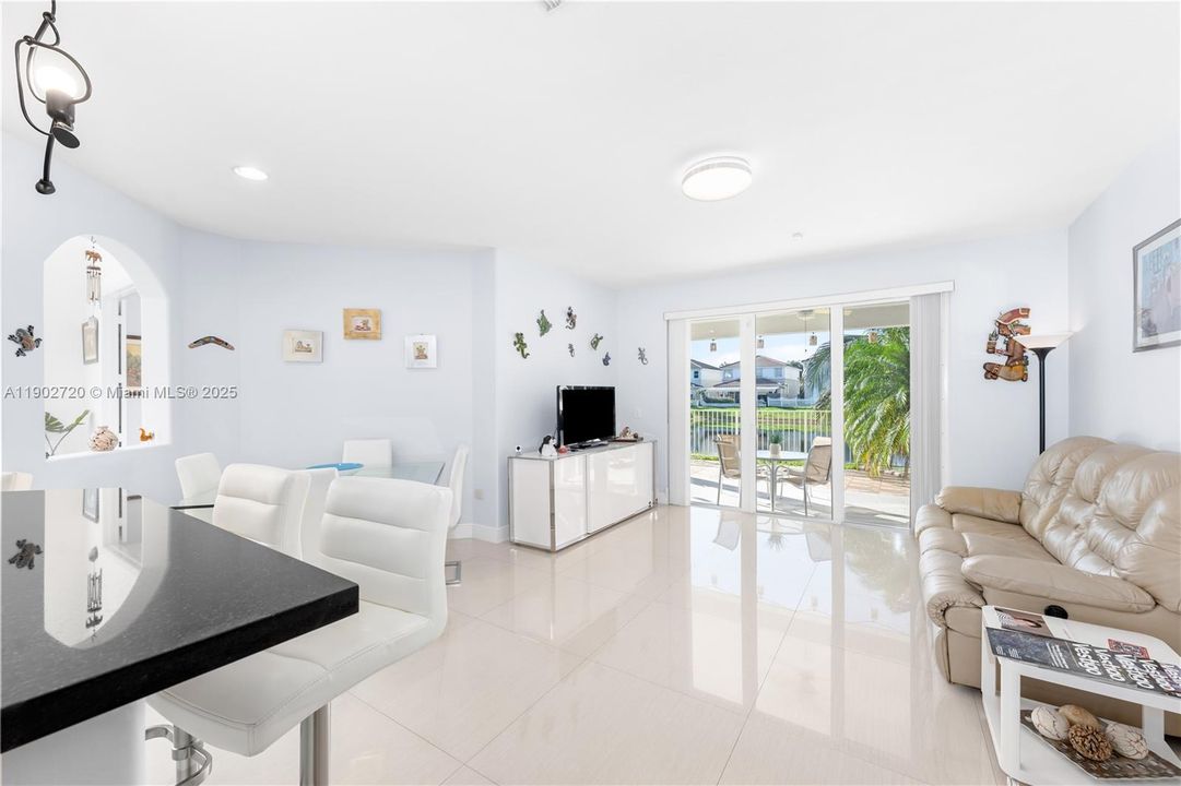 Под контрактом: $980,000 (4 спален, 3 ванн, 2648 Квадратных фут)