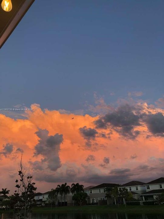 Под контрактом: $980,000 (4 спален, 3 ванн, 2648 Квадратных фут)