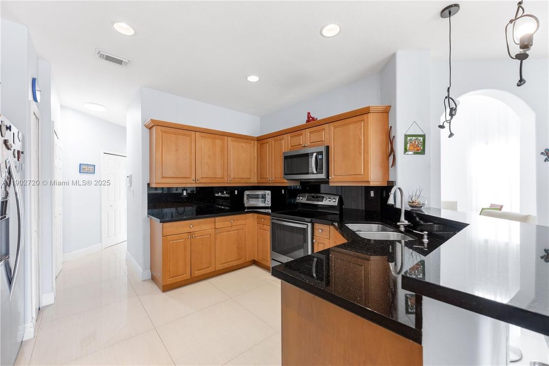 Под контрактом: $980,000 (4 спален, 3 ванн, 2648 Квадратных фут)