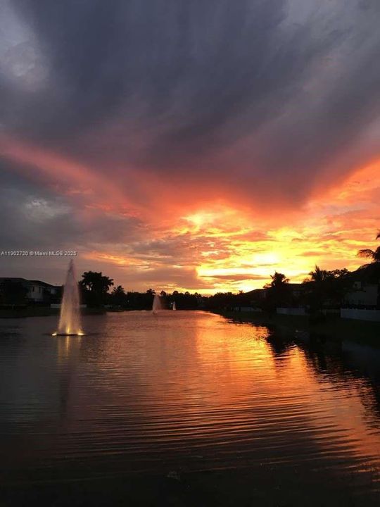 Под контрактом: $980,000 (4 спален, 3 ванн, 2648 Квадратных фут)