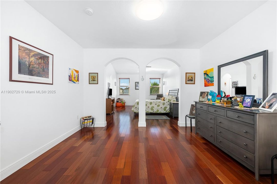 Под контрактом: $980,000 (4 спален, 3 ванн, 2648 Квадратных фут)