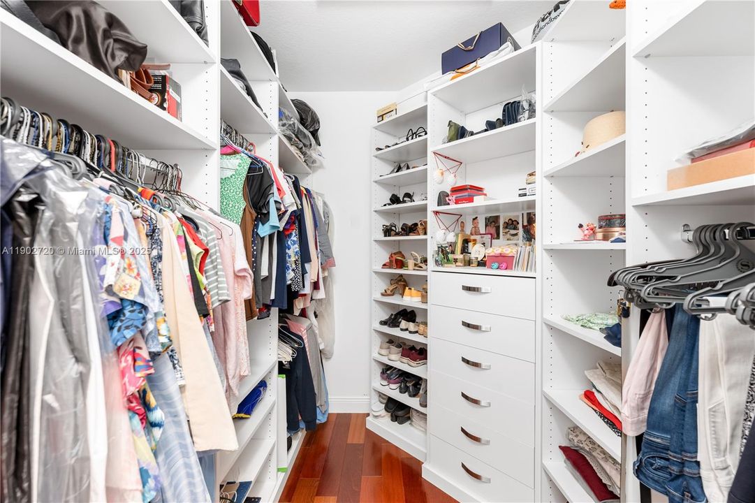 Под контрактом: $980,000 (4 спален, 3 ванн, 2648 Квадратных фут)