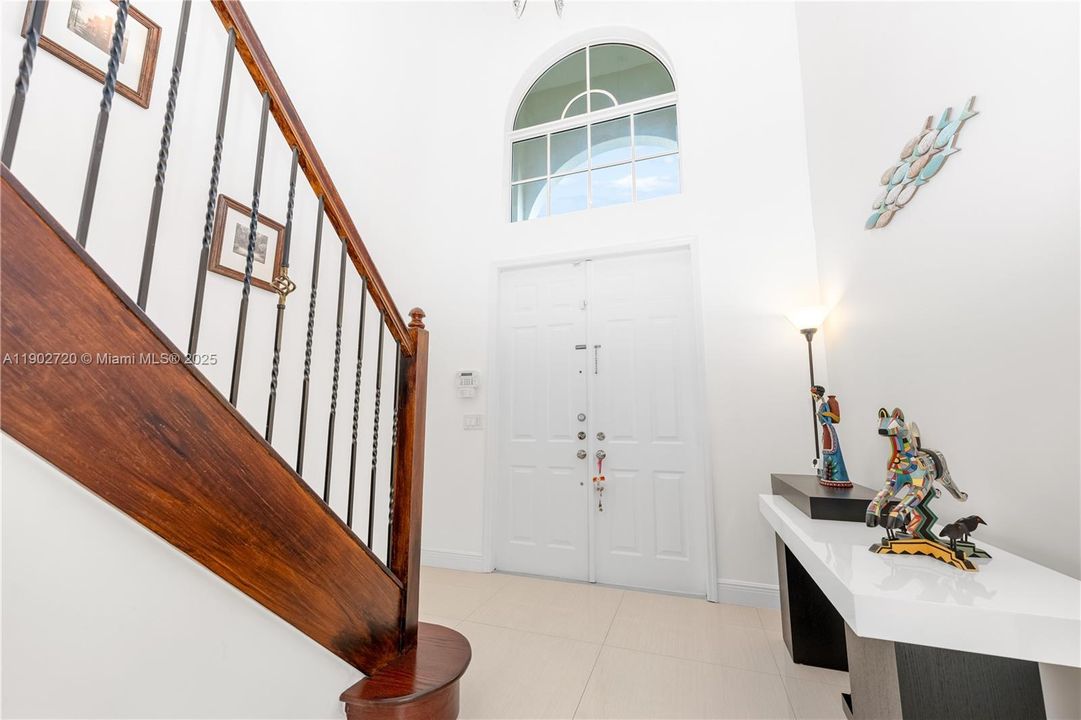 Под контрактом: $980,000 (4 спален, 3 ванн, 2648 Квадратных фут)