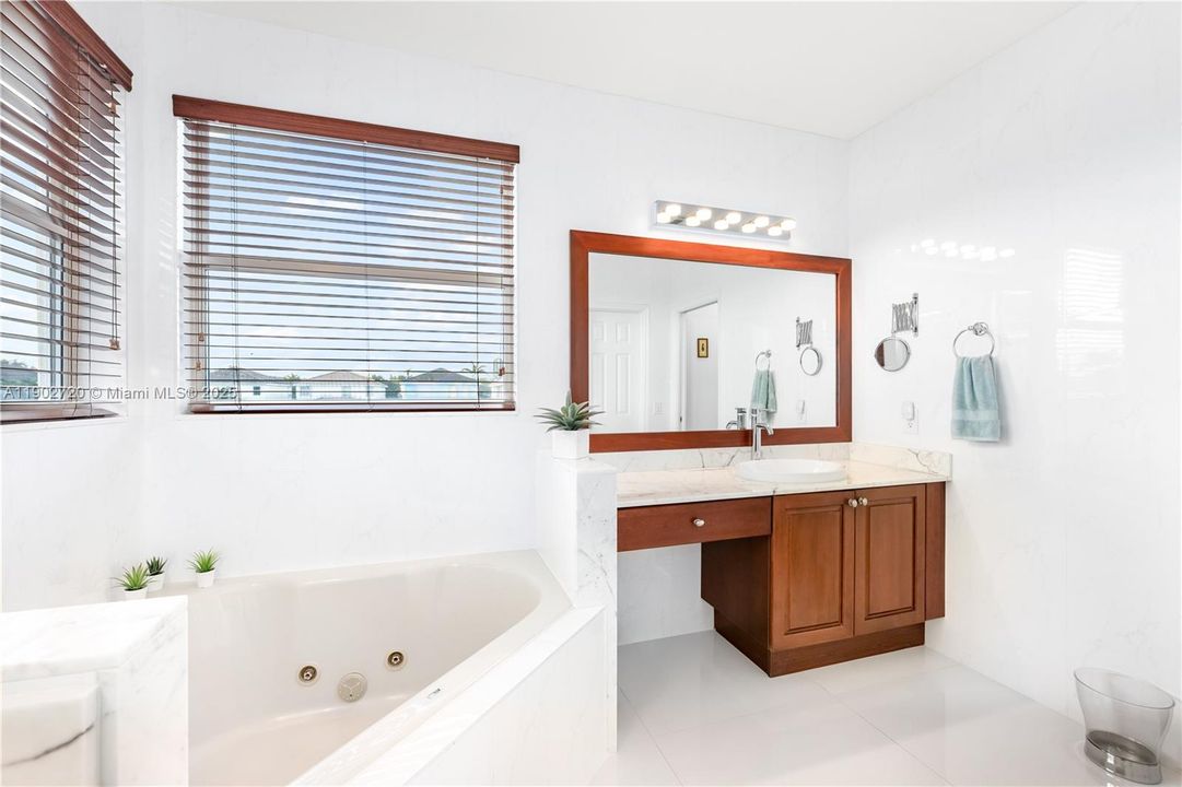 Под контрактом: $980,000 (4 спален, 3 ванн, 2648 Квадратных фут)