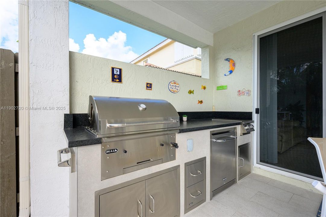 Под контрактом: $980,000 (4 спален, 3 ванн, 2648 Квадратных фут)