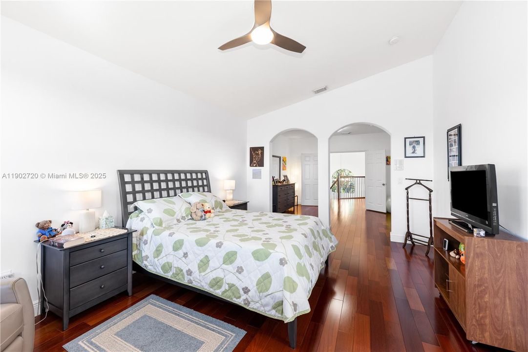 Под контрактом: $980,000 (4 спален, 3 ванн, 2648 Квадратных фут)