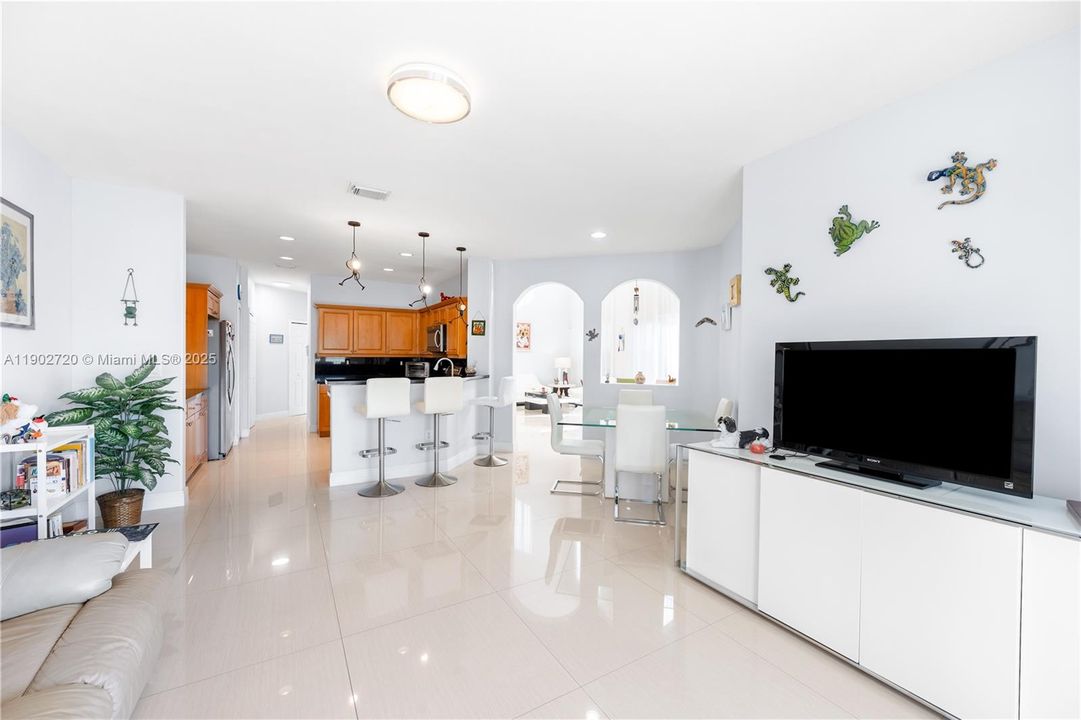 Под контрактом: $980,000 (4 спален, 3 ванн, 2648 Квадратных фут)