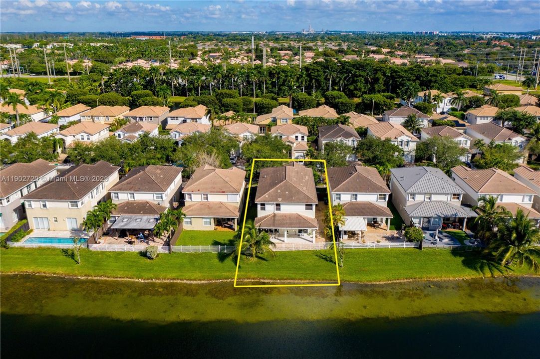 Под контрактом: $980,000 (4 спален, 3 ванн, 2648 Квадратных фут)