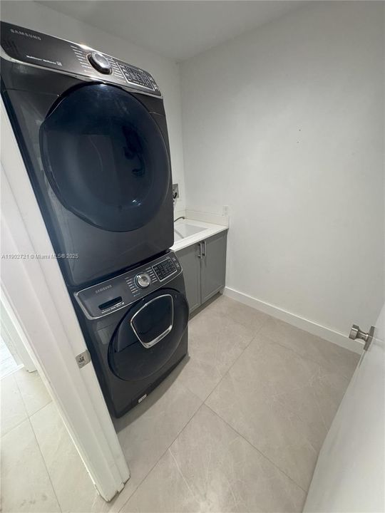 Recently Rented: $4,850 (4 beds, 3 baths, 2088 Square Feet)