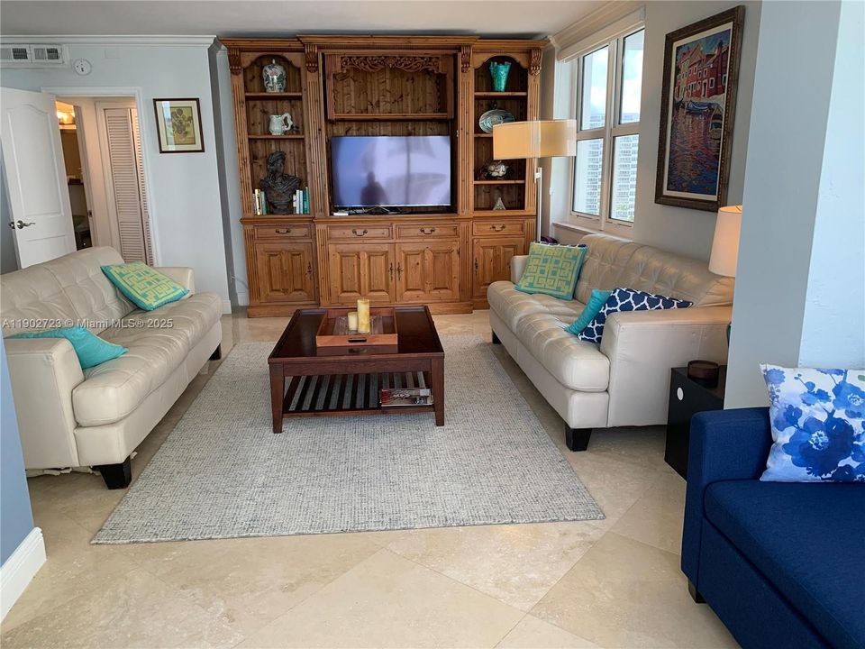 For Rent: $4,000 (2 beds, 2 baths, 1155 Square Feet)