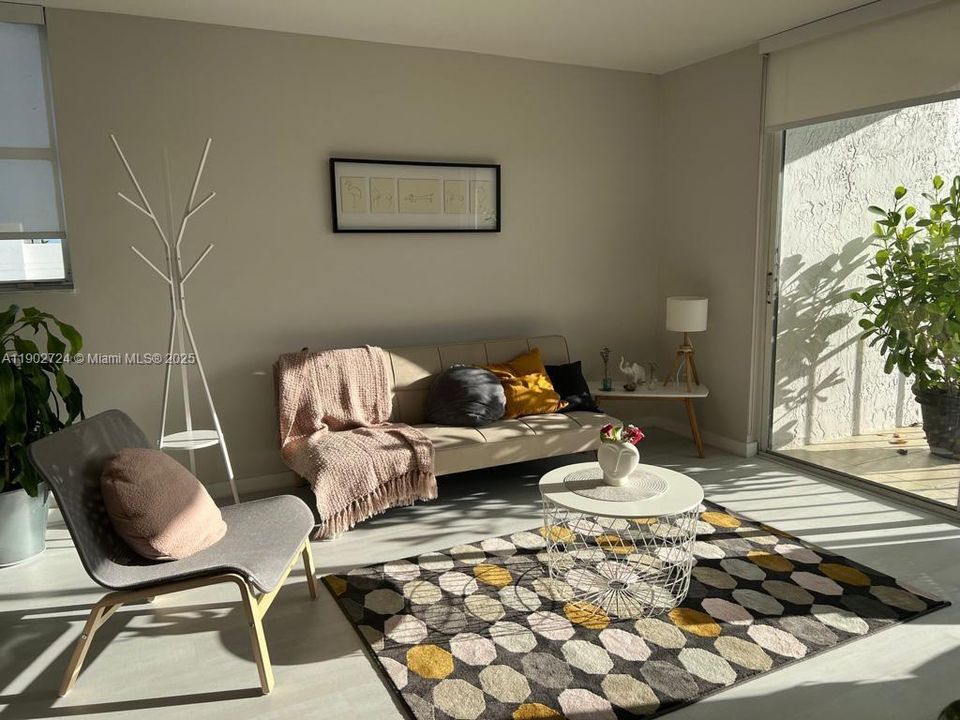 待售: $298,000 (1 贝兹, 1 浴室, 775 平方英尺)