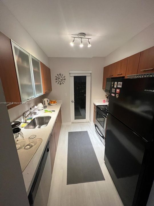 待售: $298,000 (1 贝兹, 1 浴室, 775 平方英尺)