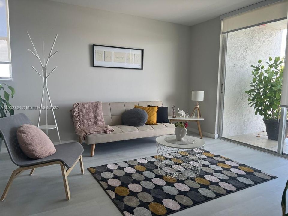 待售: $298,000 (1 贝兹, 1 浴室, 775 平方英尺)