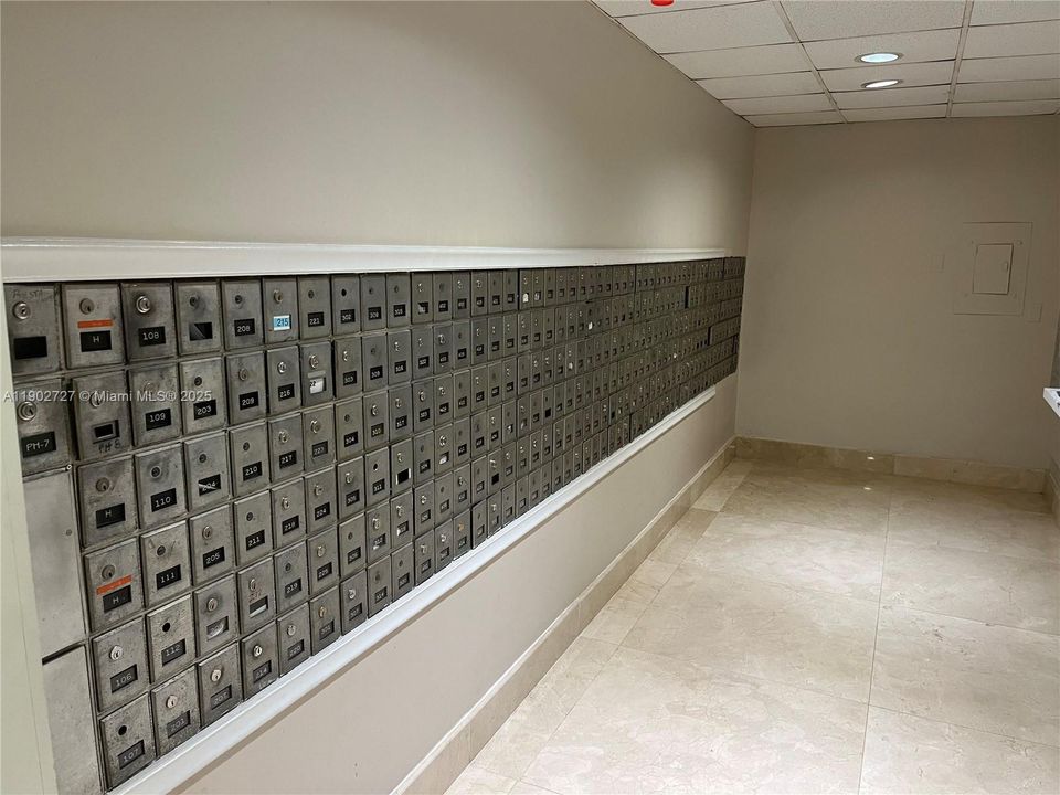 For Rent: $3,200 (1 beds, 1 baths, 938 Square Feet)