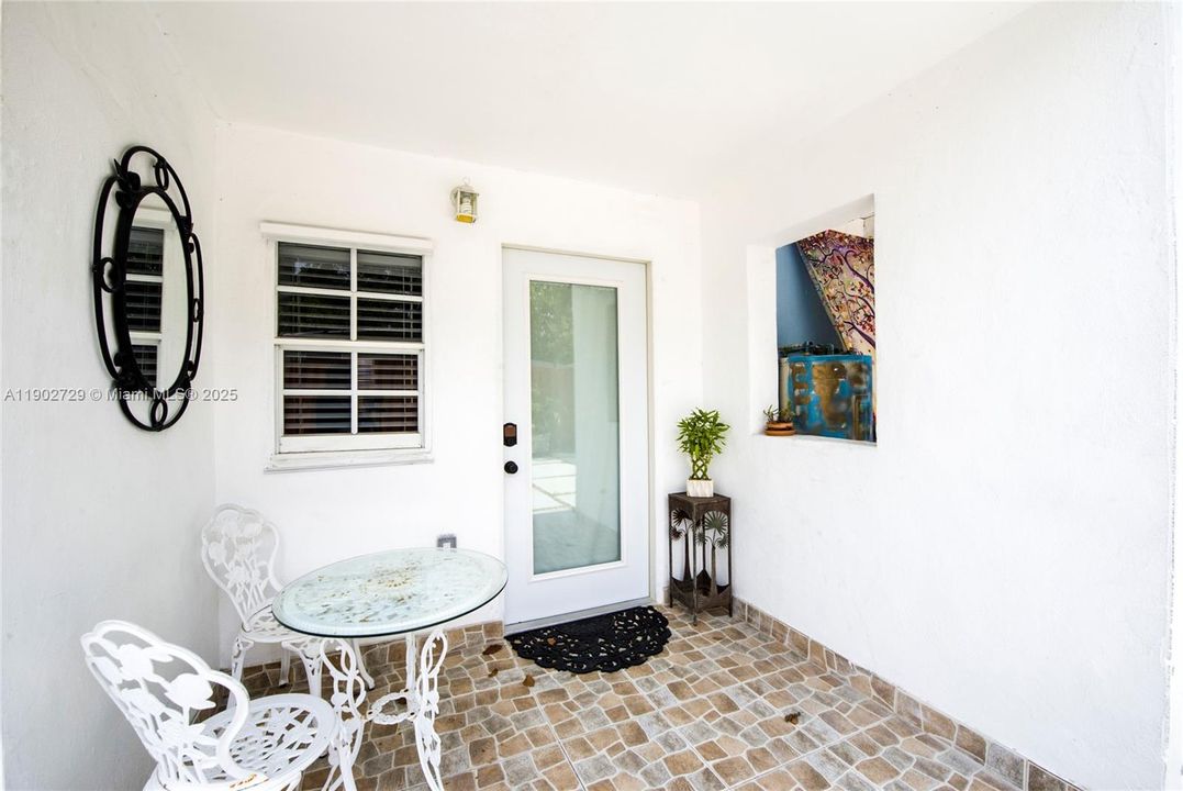 For Rent: $2,200 (2 beds, 2 baths, 970 Square Feet)