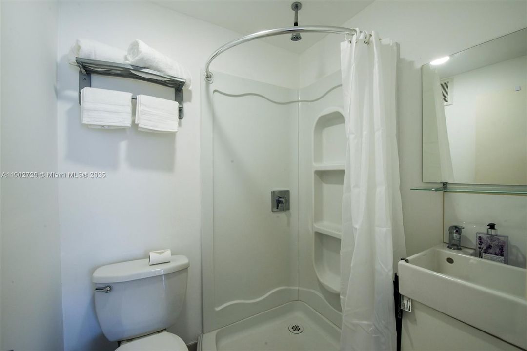 For Rent: $2,200 (2 beds, 2 baths, 970 Square Feet)