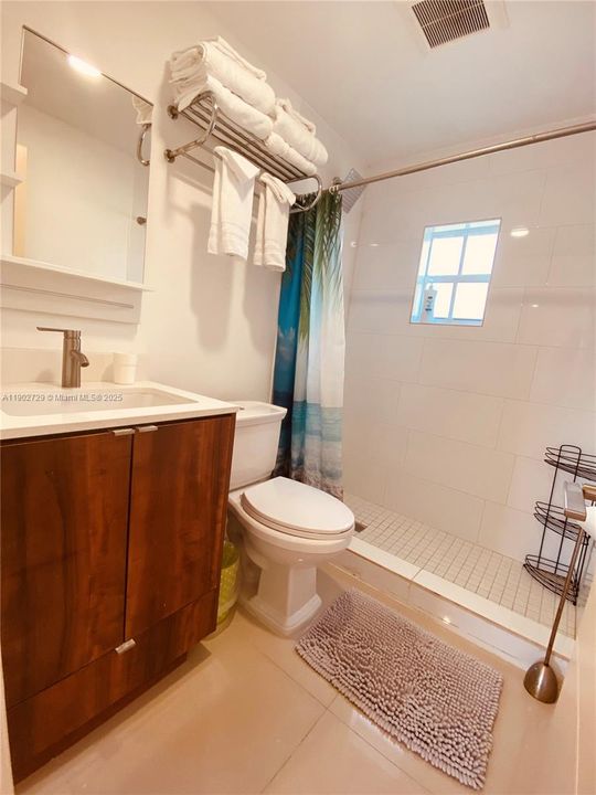 For Rent: $2,200 (2 beds, 2 baths, 970 Square Feet)