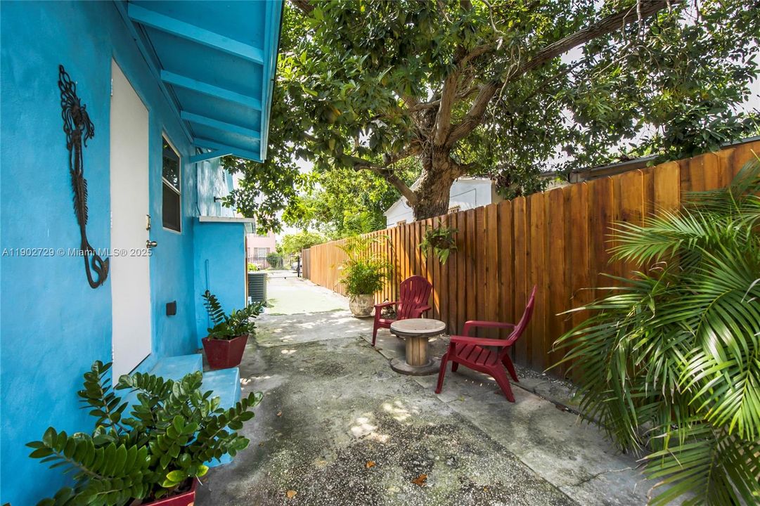 For Rent: $2,200 (2 beds, 2 baths, 970 Square Feet)