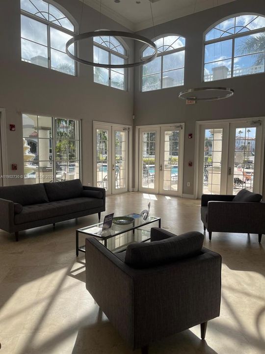 合同活跃: $1,990 (1 贝兹, 1 浴室, 815 平方英尺)