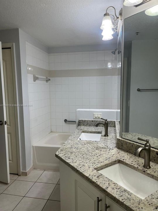 合同活跃: $1,990 (1 贝兹, 1 浴室, 815 平方英尺)