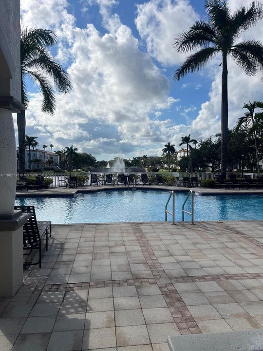 合同活跃: $1,990 (1 贝兹, 1 浴室, 815 平方英尺)