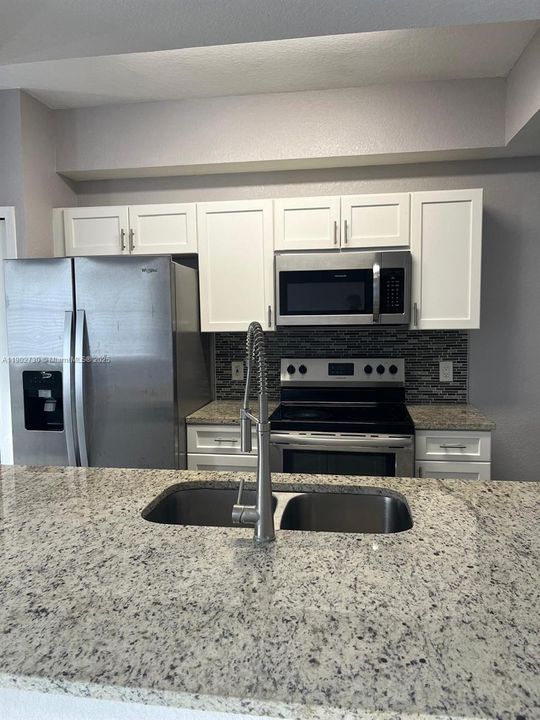 合同活跃: $1,990 (1 贝兹, 1 浴室, 815 平方英尺)