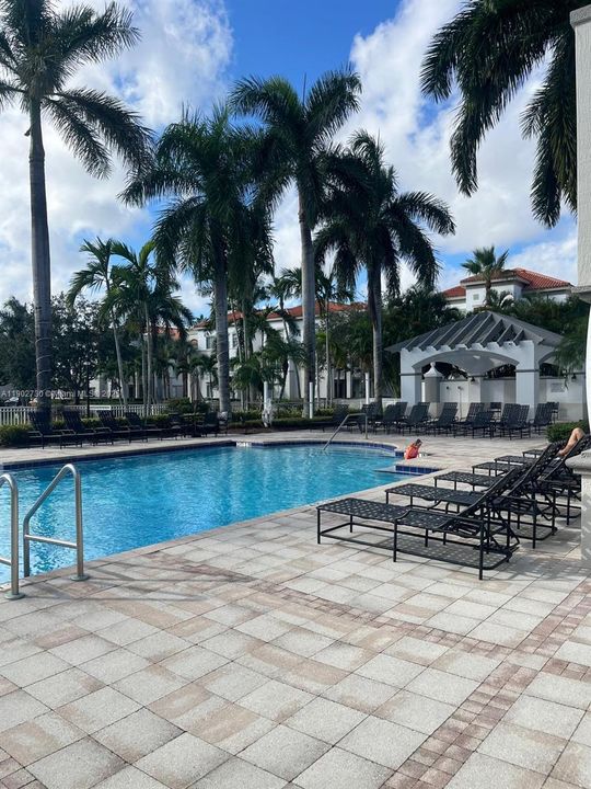 合同活跃: $1,990 (1 贝兹, 1 浴室, 815 平方英尺)